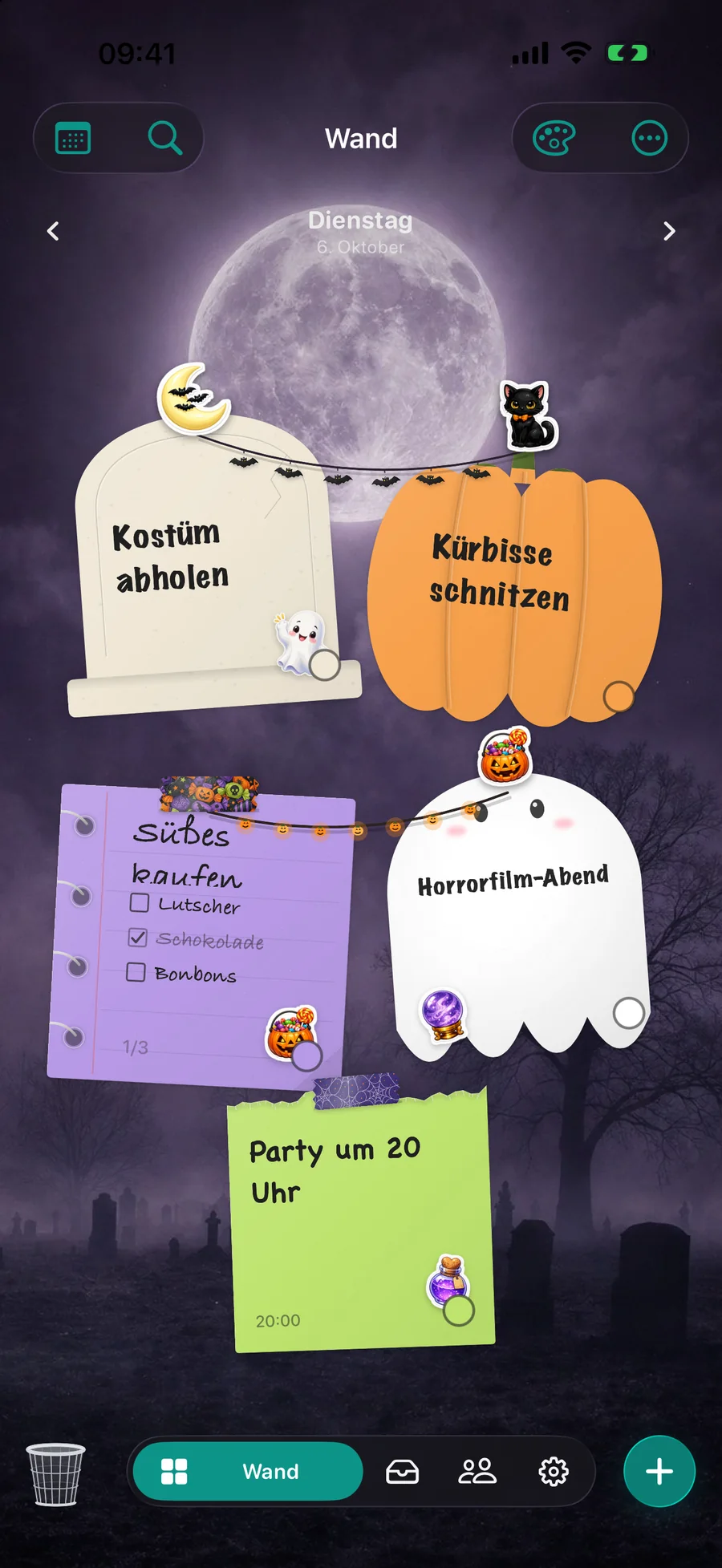 Eine DailyWall-Wand zu Halloween: ein Grabstein-Zettel, ein Kürbis-Zettel, eine Süßigkeiten-Checkliste und ein Geister-Zettel unter dem Vollmond, verbunden mit Fledermaus- und Kürbisgirlanden