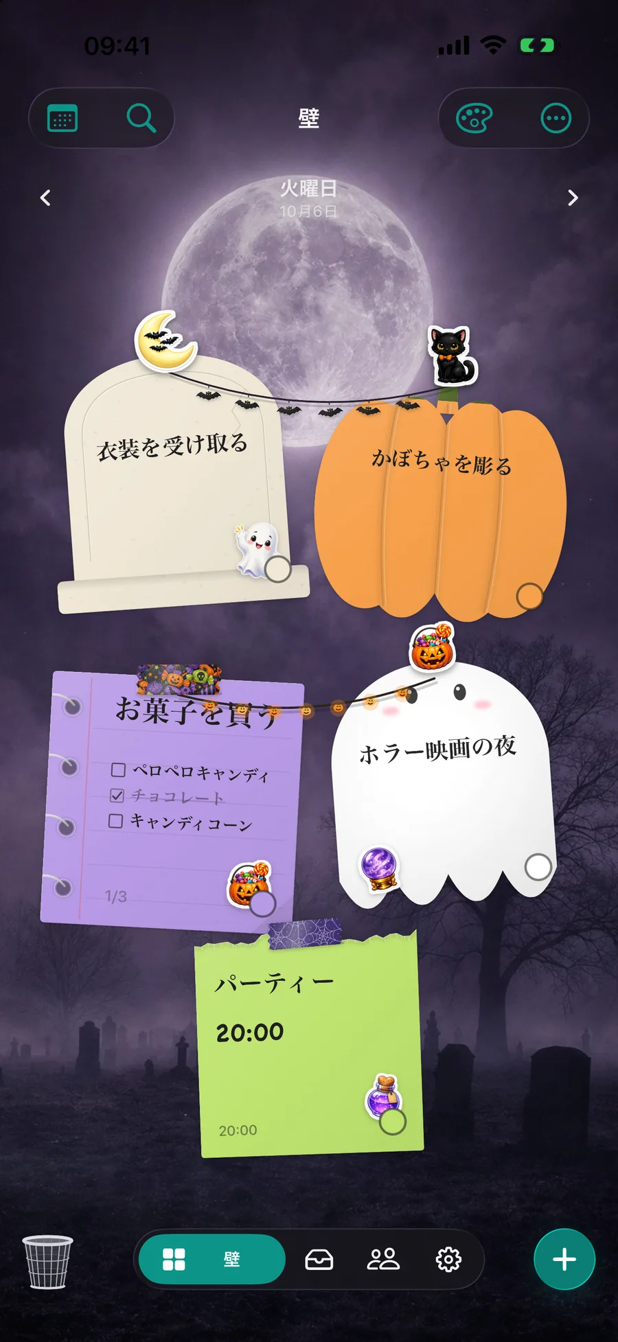 ハロウィン仕様のDailyWallの壁：満月の下に墓石のメモ、かぼちゃのメモ、お菓子のチェックリスト、おばけのメモが並び、コウモリとかぼちゃのガーランドでつながっています