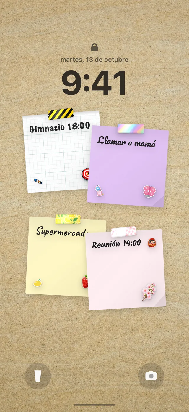Las mismas cuatro notas como fondo de la pantalla de bloqueo del iPhone, bajo el reloj