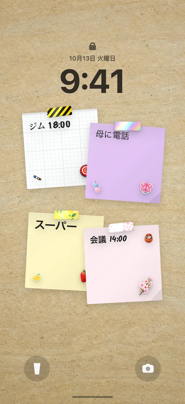 同じ4枚のメモがiPhoneのロック画面の壁紙になり、時計の下に表示されています